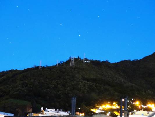 Southern_cross_rising_over_rio_at_dusk