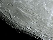 A estranha e diferenciada cratera SCHILLER.