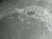 A bela e proeminente cratera PLATO.