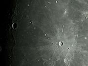 A jovem e destacada cratera KEPLER e seu sistema de raios brilhantes. 