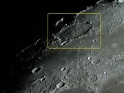 A grande, antiga e desgastada cratera J HERSCHEL.