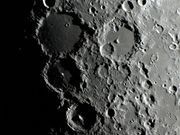 Os "saucers" (pires) no amplo piso interno de PTOLEMAEUS.