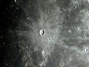 O sistema de raios brilhantes da jovem cratera KEPLER.
